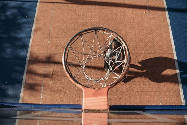 Arriba Foto Del Hombre Africano Jugando Baloncesto Cancha Aire Libre —  Fotos de Stock