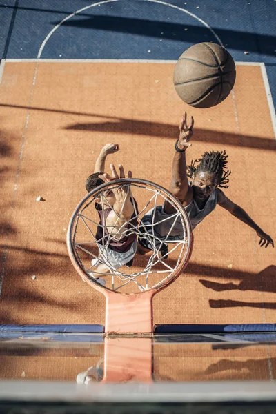 Výše Uvedených Fotografií Dvou Mladých Hráčů Kteří Hrají Basketbal Venkovní — Stock fotografie