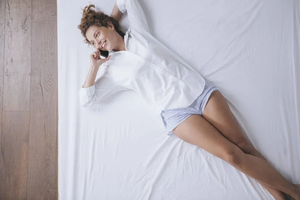 Cima Foto Mulher Falando Telefone Celular Deitado Cama — Fotografia de Stock