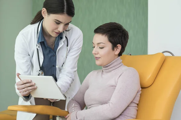 Cheerful Smiling Woman Doctor Talking Her Patient Hospital — Stock Photo, Image