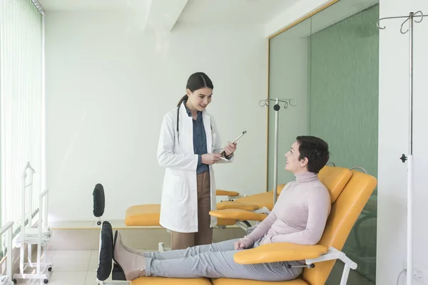 Fröhlich Lächelnde Ärztin Gespräch Mit Ihrer Patientin Krankenhaus — Stockfoto