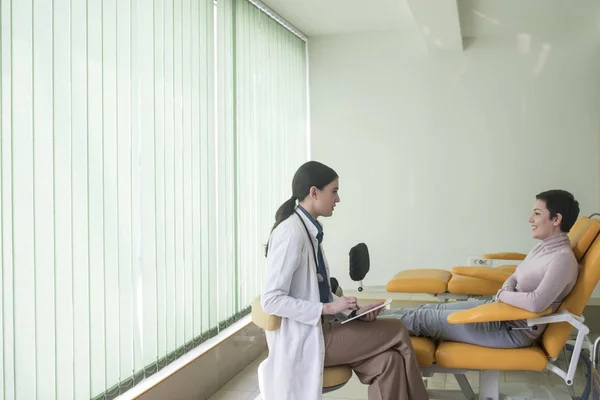 Mujer Bastante Caucásica Médico Tomando Anamnesis Del Paciente Sala Examen — Foto de Stock