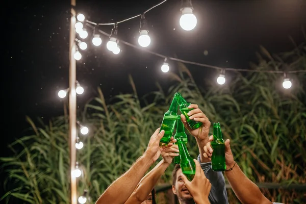 Mãos Grupo Pessoas Irreconhecíveis Brindando Com Garrafas Cerveja Festa Livre — Fotografia de Stock
