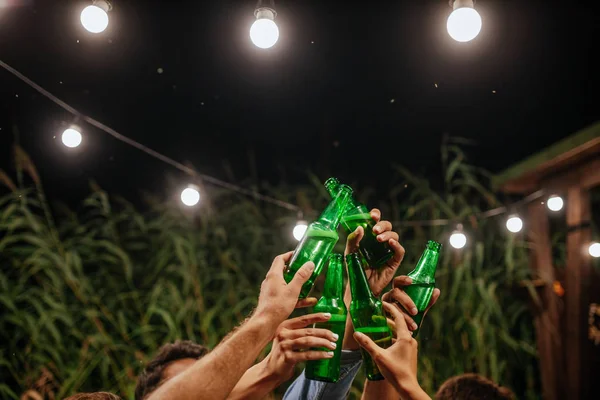 Manos Grupo Personas Irreconocibles Brindando Con Botellas Cerveza Fiesta Aire —  Fotos de Stock