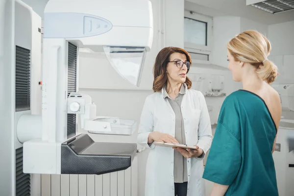 Женщина Онколог Разговаривает Своим Пациентом Маммографическом Обследовании — стоковое фото