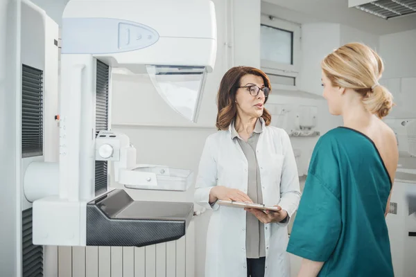 Mulher Oncologista Conversando Com Sua Paciente Exame Mamografia — Fotografia de Stock