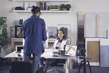 Birlikte ofiste çalışan genç modern erkek ve kadın grafik tasarımcı.