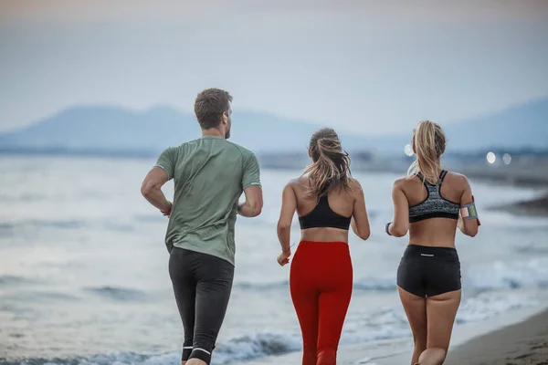 Grupo Atletas Correndo Juntos Praia Areia — Fotografia de Stock