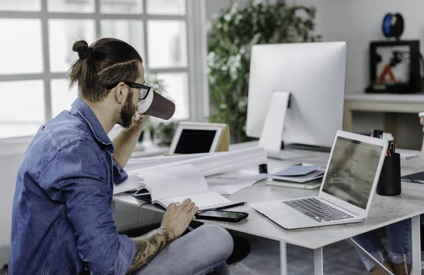 Joven Elegante Hombre Caucásico Diseñador Beber Café Oficina — Foto de Stock