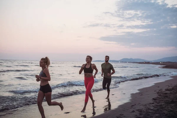 Gruppo Atleti Che Corrono Insieme Sulla Spiaggia Sabbia — Foto Stock
