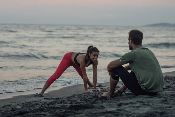 Man Och Kvinna Stretching — Stockfoto