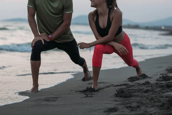 Sportman Sportvrouw Doen Rekoefeningen Aan Zandstrand — Stockfoto