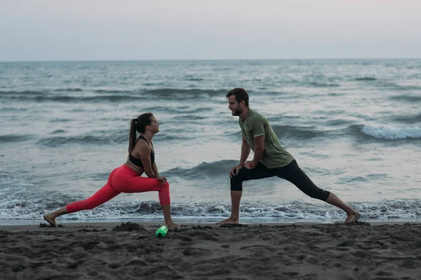 Sportember Sportoló Csinál Nyújtó Gyakorlatok Homokos Strandon — Stock Fotó