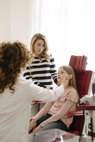 Schattig Kaukasische Meisje Met Pediatrische Examen Ziekenhuis — Stockfoto