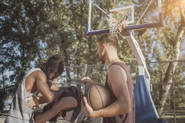 Grouo Jóvenes Deportistas Pie Cancha Aire Libre Mirando Feliz — Foto de Stock