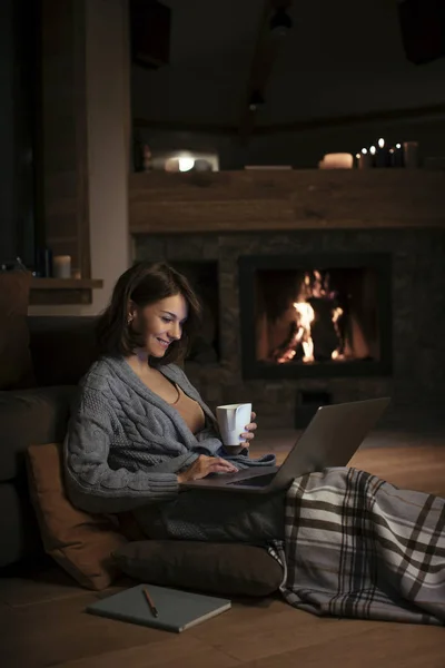 Mulher Muito Sorridente Bebendo Chá Lareira Olhando Para Laptop Noite — Fotografia de Stock