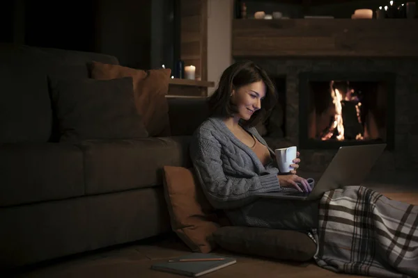 Mulher Muito Sorridente Bebendo Chá Lareira Olhando Para Laptop Noite — Fotografia de Stock