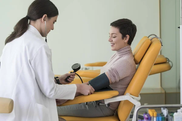 Kvinna Läkare Mäta Blodtryck Till Leende Patient — Stockfoto