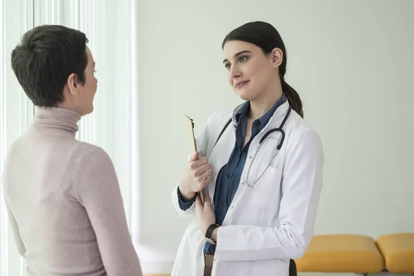 Bastante Caucásica Mujer Médico Sonriendo Hablando Con Paciente Hospital —  Fotos de Stock