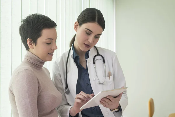 Mulher Médico Seu Paciente Olhando Para Tablet Juntos — Fotografia de Stock