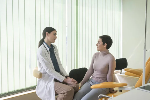 Fröhlich Lächelnde Ärztin Gespräch Mit Ihrer Patientin Krankenhaus — Stockfoto