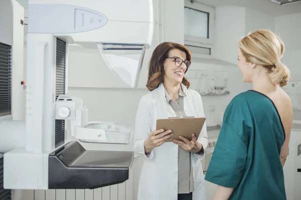 Mulher Oncologista Conversando Com Sua Paciente Exame Mamografia — Fotografia de Stock
