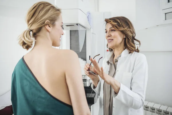 Jolie Femme Caucasienne Médecin Parler Avec Son Patient Sur Examen — Photo