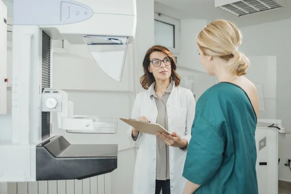Жінка Онколог Розмовляє Своїм Пацієнтом Про Огляд Мамографії — стокове фото
