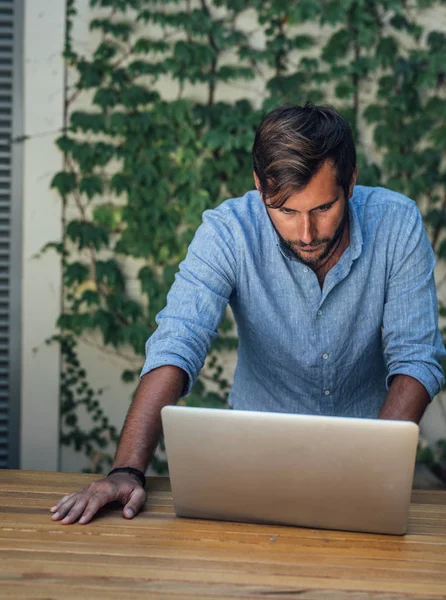 Stilig Kaukasiska Affärsman Står Utomhus Och Skriva Hans Laptop — Stockfoto