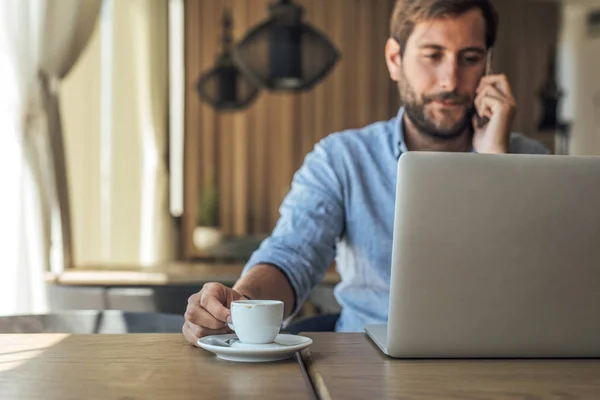 Schöner Geschäftsmann Sitzt Café Und Telefoniert — Stockfoto