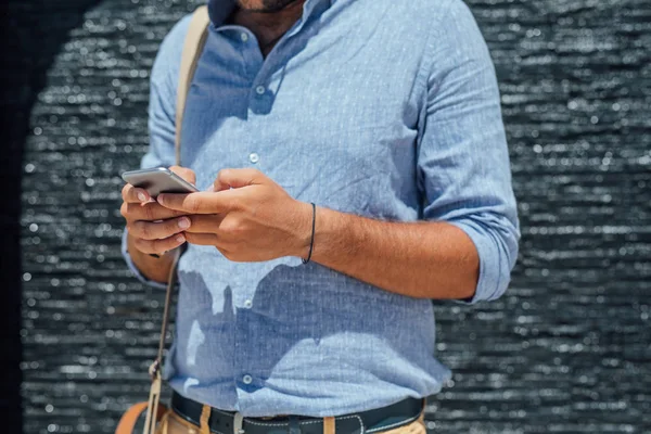 Unrecognisable Businessman Standing Outdoors Typing His Cell Phone — Stock Photo, Image