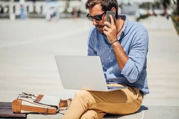 Bonito Homem Caucasiano Freelancer Sentado Banco Trabalhando Seu Laptop — Fotografia de Stock