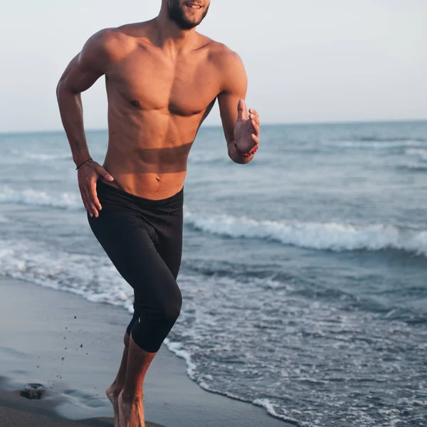 Красивий Чоловік Біжить Піщаному Пляжі — стокове фото