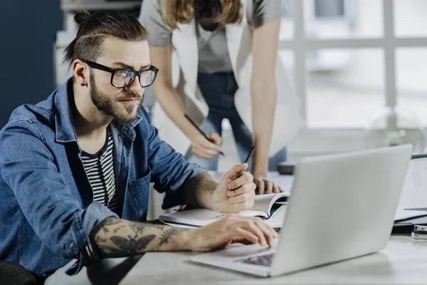 Jovem Empresário Empresária Trabalhando Juntos Escritório Moderno — Fotografia de Stock