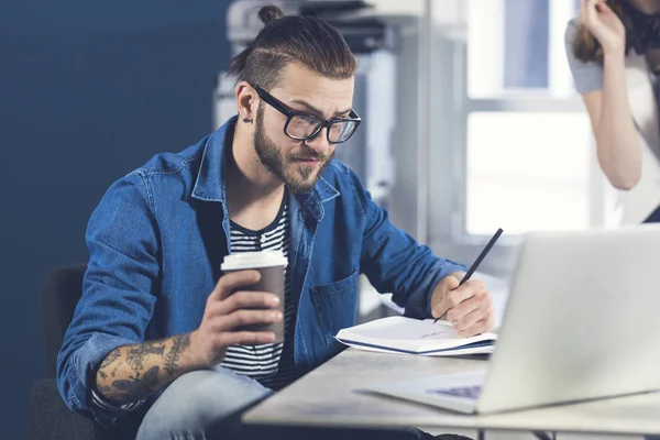 Moderno Hombre Negocios Caucásico Sentado Lugar Trabajo Escribiendo Cuaderno —  Fotos de Stock