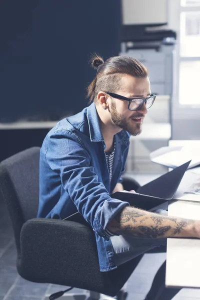 Junge Stilvolle Kaukasische Mann Designer Arbeiten Seinem Büro — Stockfoto