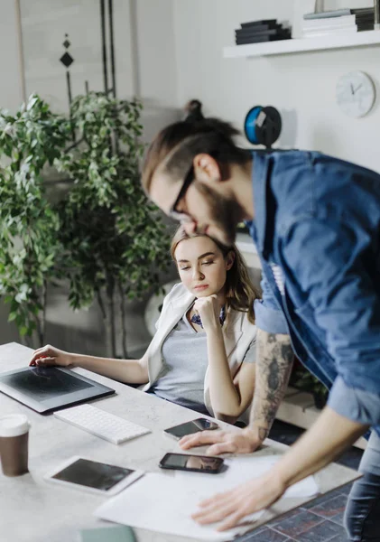 Schöne Kaukasische Designerin Arbeitet Mit Ihrem Mitarbeiter — Stockfoto