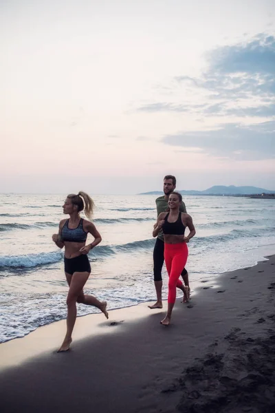Група Спортсменів Біжить Разом Піщаному Пляжі — стокове фото