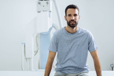 Bir klinik bir x-ışını yatakta oturup bir barışsever portresi.