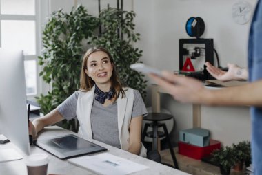 Onun iş arkadaşı ile çalışma güzel beyaz gülümseyen kadın tasarımcı.