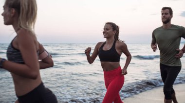 Kumsalda birlikte çalışan sporcular Grup.