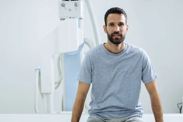 Portrait Patient Assis Sur Lit Radiographique Dans Une Clinique — Photo