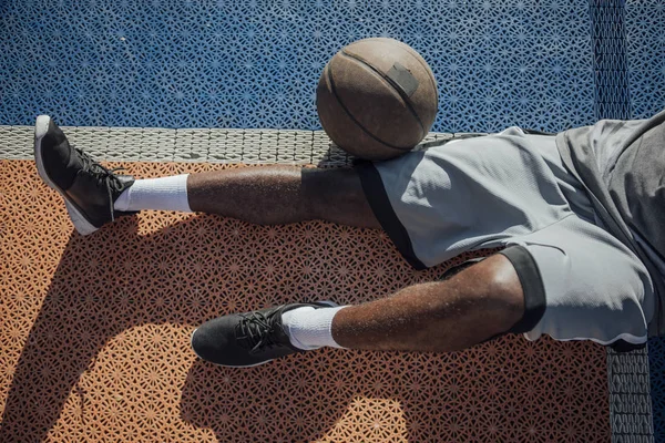 Πόδια Ενός Νεαρού Αγνώριστος Κάθεται Ένα Υπαίθριο Μπάσκετ — Φωτογραφία Αρχείου