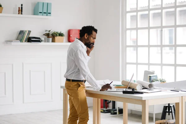 Bonito Africano Estiloso Homem Designer Seu Escritório Falando Telefone Celular — Fotografia de Stock