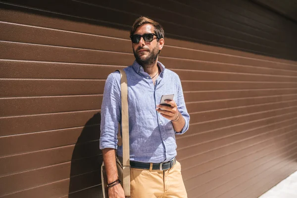 Retrato Belo Homem Negócios Caucasiano Segurando Smartphone — Fotografia de Stock