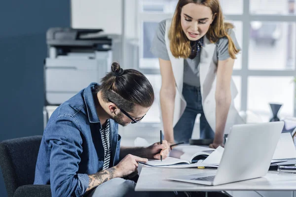 Junge Designerinnen Und Designer Arbeiten Zusammen — Stockfoto