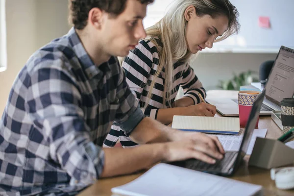 Adolescentes Estudando Juntos Para Exame — Fotografia de Stock