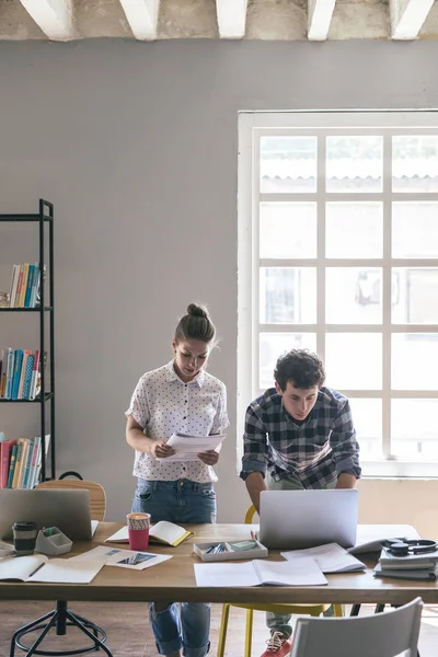 College Ragazzo Ragazza Studiare Insieme Scuola Biblioteca — Foto Stock