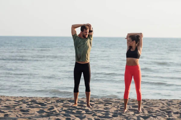 Chłopak Dziewczyna Robi Stretching Ćwiczenia Piaszczystej Plaży — Zdjęcie stockowe