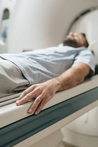 Paziente Sdraiato Sul Letto Dello Scanner Attesa Essere Analizzato — Foto Stock